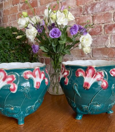 Belgisk Art Nouveau majolika krukker med Columbine, blågrøn glasur