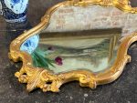Grezns Antīka Stila Sienas Spogulis ar Fasetu Zeltītā Rokoko Rāmī (antique gold bevelled wall mirror) — Spoguļu un interjera māksla, (6427) - Image 5