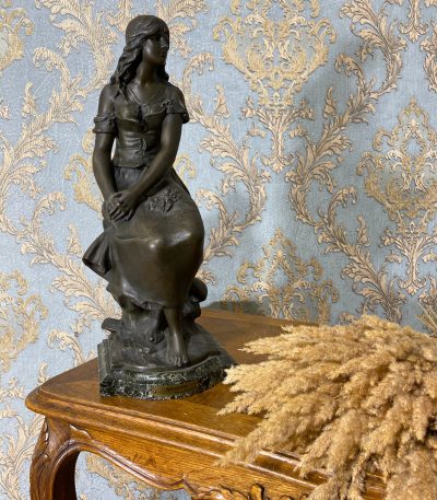 Mellemstor kvindefigur med marmorfod (370)
