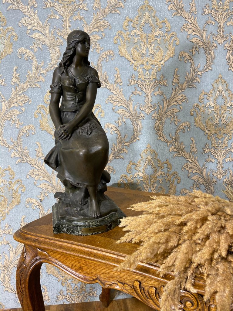 Mellemstor kvindefigur med marmorfod (370)