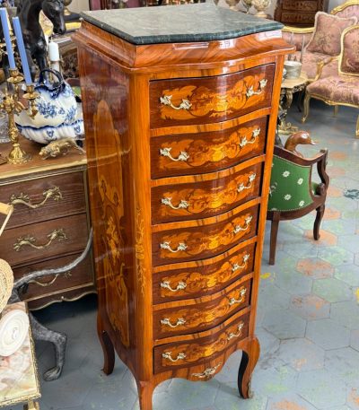 Høj marqueterikommode med grøn marmorplade, Louis XV stil (5834)