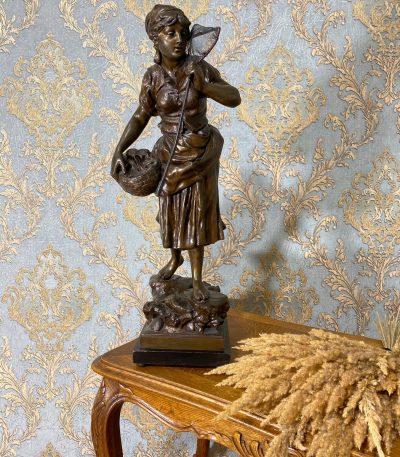 Mellemstor kvindefigur (371)