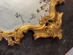 Grezns Antīka Stila Sienas Spogulis ar Fasetu Zeltītā Rokoko Rāmī (antique gold bevelled wall mirror) — Spoguļu un interjera māksla, (6427) - Image 9