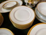 "Limoges" porcelāna pusdienu servīze ar bagātīgu zeltījumu ("Limoges" France porcelain dinner service with gold band) (2536) - Image 8