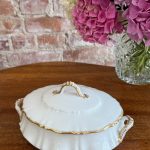 neliela izmēra porcelāna terīne ar vāku, baltā/zelta krāsā (5898)