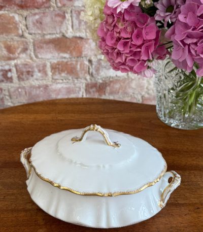 Lille porcelænsterin med låg, hvid/guld (5898)