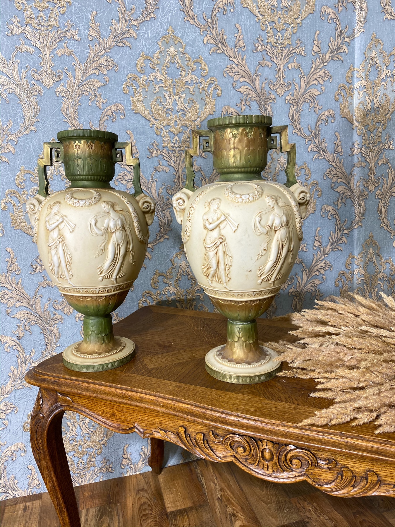 Lielas porcelāna vāzes, bēšā, zaļā un zelta krāsā, 2 gab (377) - Image 1