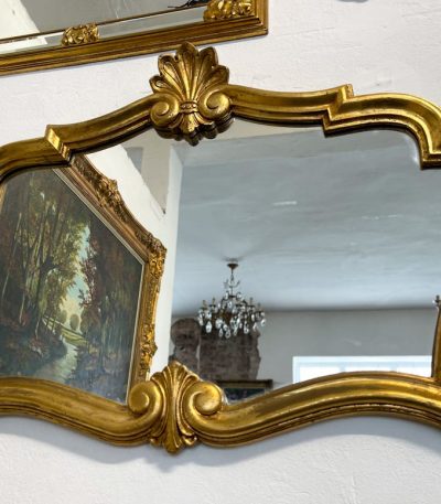 Mellem stort, tungt spejl i gylden farve med klassisk design.