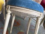 Koka krēslu komplekts ar līras atzveltni un samtu — Luija XVI stilā (Set of 6 Painted Wood Lyre-Back Chairs) (6481) - Image 19