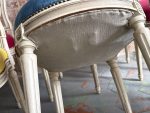 Koka krēslu komplekts ar līras atzveltni un samtu — Luija XVI stilā (Set of 6 Painted Wood Lyre-Back Chairs) (6481) - Image 23