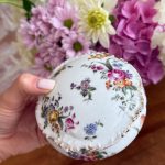 porcelāna trauciņš ar vāciņu, lādīte ar ziedu motīviem, maza izmēra (5899)