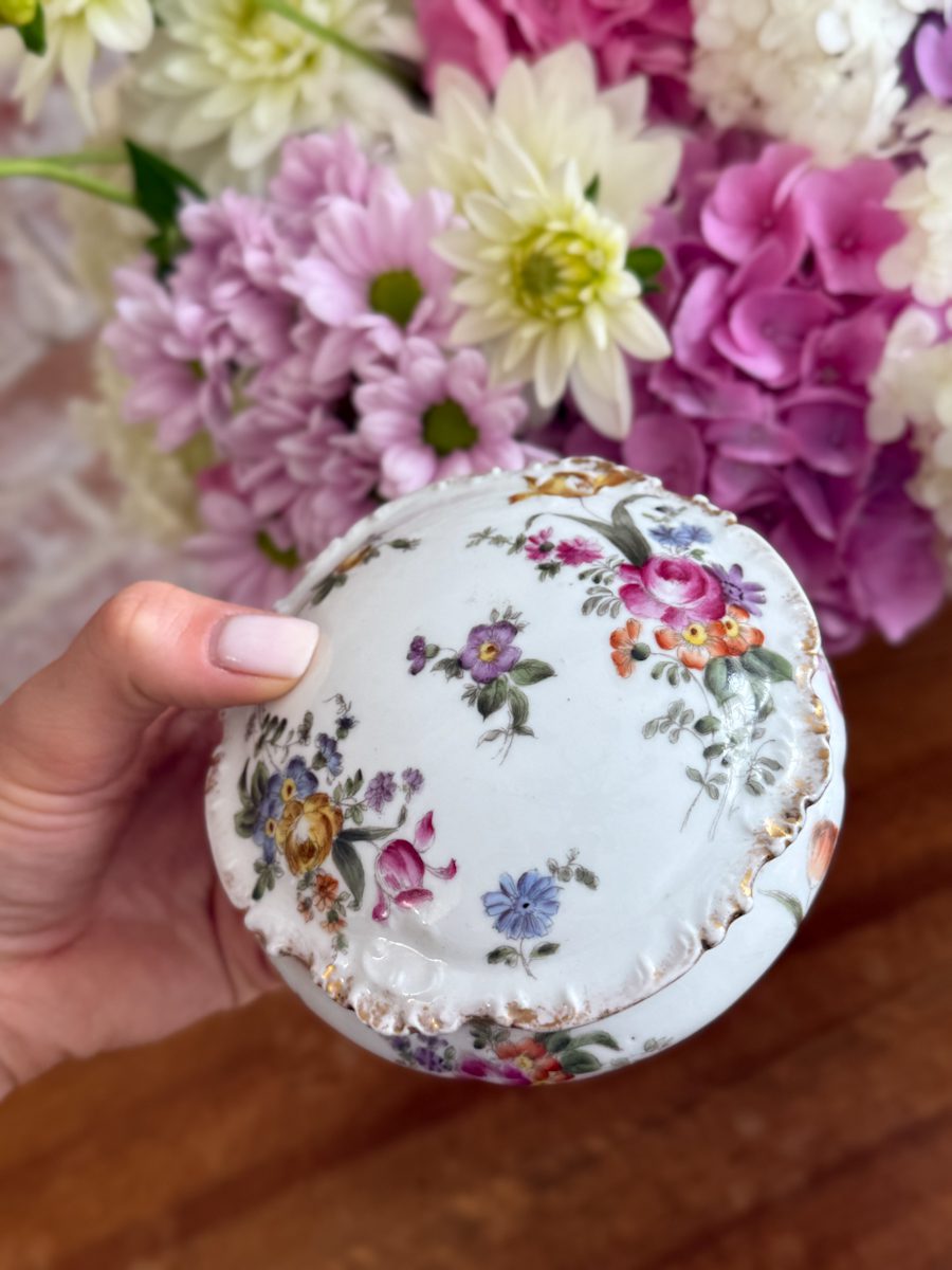 porcelāna trauciņš ar vāciņu, lādīte ar ziedu motīviem, maza izmēra (5899) - Image 1