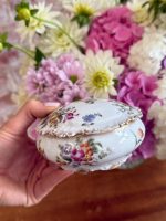 porcelāna trauciņš ar vāciņu, lādīte ar ziedu motīviem, maza izmēra (5899) - Image 2