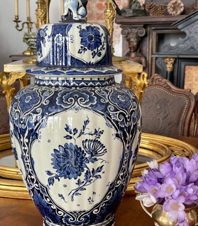 Stor Delft vase med låg, model 2488