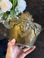 neliela izmēra bronzas trauciņš ar grezniem ornamentiem (6313)