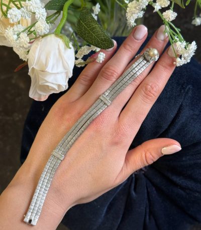 Elegant sølvfarvet armbånd med perle/blomsterlås (6312)