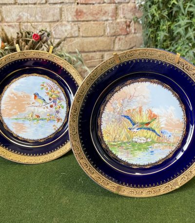 Et par Limoges Castel porcelæns tallerkener i koboltblå med 22 karat guldkant.