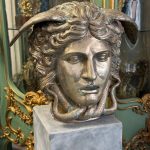 Sæt — Bronzefigur ''Medusa'' i Sølvtone + Betonkolonne/Piedestal (6314)
