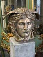 Set — Bronzefigur ''Medusa'' in Silberton + Betonsäule/Sockel (6314)