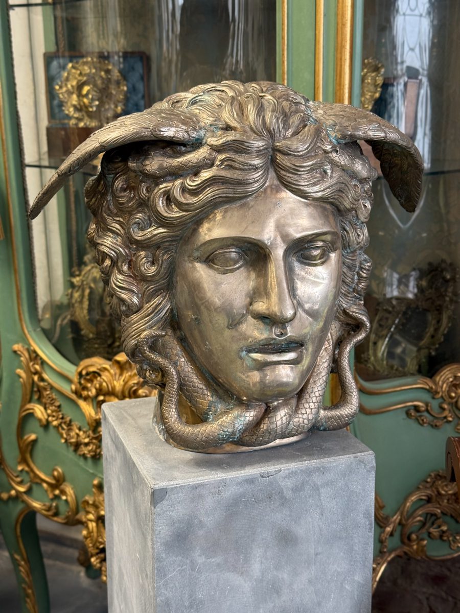 Set — Bronzefigur ''Medusa'' in Silberton + Betonsäule/Sockel (6314) – Bild 1
