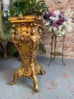 Grezns zeltīts koka pjedestāls ar kariatīdām, neorokoko, 20. gs. vidus (4034) - Image 3