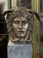 Set — Bronzefigur ''Medusa'' in Silberton + Betonsäule/Sockel (6314) – Bild 5