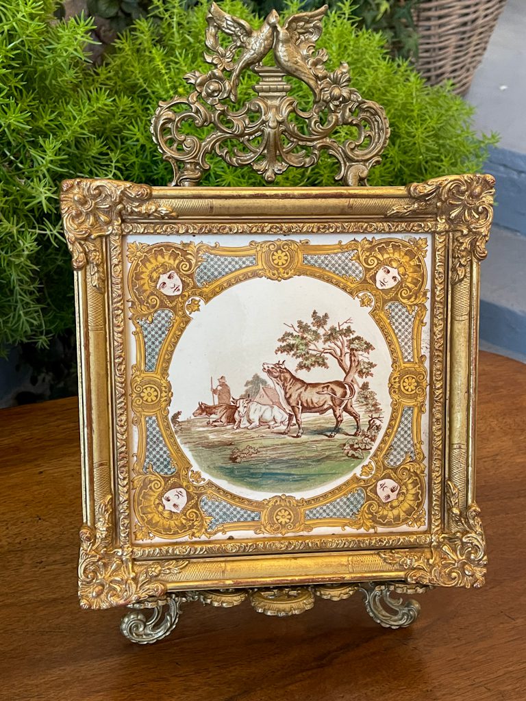 Dekoratīva flīze zelta krāsas rāmī (3367) Dekoratīva flīze zelta krāsas rāmī (3367)