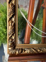 Grezns zeltīts antīks attēla rāmis ar stiklu un lentes vijuma kroni — historisma stilā (gilt picture frame) (3840) - Image 15