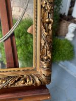 Grezns zeltīts antīks attēla rāmis ar stiklu un lentes vijuma kroni — historisma stilā (gilt picture frame) (3840) - Image 14