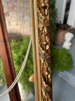 Grezns zeltīts antīks attēla rāmis ar stiklu un lentes vijuma kroni — historisma stilā (gilt picture frame) (3840) - Image 12