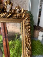 Grezns zeltīts antīks attēla rāmis ar stiklu un lentes vijuma kroni — historisma stilā (gilt picture frame) (3840) - Image 9