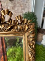 Grezns zeltīts antīks attēla rāmis ar stiklu un lentes vijuma kroni — historisma stilā (gilt picture frame) (3840) - Image 8