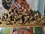 Grezns zeltīts antīks attēla rāmis ar stiklu un lentes vijuma kroni — historisma stilā (gilt picture frame) (3840) - Image 7