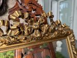 Grezns zeltīts antīks attēla rāmis ar stiklu un lentes vijuma kroni — historisma stilā (gilt picture frame) (3840) - Image 5