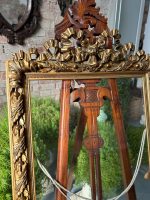 Grezns zeltīts antīks attēla rāmis ar stiklu un lentes vijuma kroni — historisma stilā (gilt picture frame) (3840) - Image 4