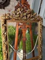 Grezns zeltīts antīks attēla rāmis ar stiklu un lentes vijuma kroni — historisma stilā (gilt picture frame) (3840) - Image 3