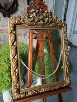 Grezns zeltīts antīks attēla rāmis ar stiklu un lentes vijuma kroni — historisma stilā (gilt picture frame) (3840) - Image 2
