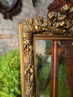 Grezns zeltīts antīks attēla rāmis ar stiklu un lentes vijuma kroni — historisma stilā (gilt picture frame) (3840) - Image 11
