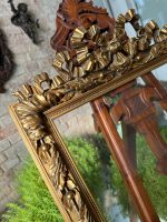 Grezns zeltīts antīks attēla rāmis ar stiklu un lentes vijuma kroni — historisma stilā (gilt picture frame) (3840) - Image 10