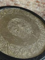 Melns koka galdiņš ar metāla apkalumu — Maoru stilā (Small Black Moorish Side Table) (7069) - Image 7