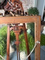 Grezns zeltīts antīks attēla rāmis ar stiklu un lentes vijuma kroni — historisma stilā (gilt picture frame) (3840) - Image 19