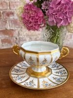 Porcelāna zupas trauks (bouillon cup) ar apakššķīvi, roku apgleznots — Limožas porcelāns, Francija, ap 1880.–1920. gads (5909) - Image 4