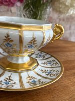 Porcelāna zupas trauks (bouillon cup) ar apakššķīvi, roku apgleznots — Limožas porcelāns, Francija, ap 1880.–1920. gads (5909) - Image 6