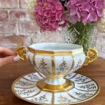 Porcelāna zupas trauks (bouillon cup) ar apakššķīvi, roku apgleznots — Limožas porcelāns, Francija, ap 1880.–1920. gads (5909)