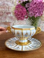 Porcelāna zupas trauks (bouillon cup) ar apakššķīvi, roku apgleznots — Limožas porcelāns, Francija, ap 1880.–1920. gads (5909)
