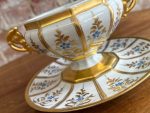Porcelāna zupas trauks (bouillon cup) ar apakššķīvi, roku apgleznots — Limožas porcelāns, Francija, ap 1880.–1920. gads (5909) - Image 12