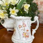 Porcelāna piena krūze ar ziedu detaļām, maza izmēra (3121)