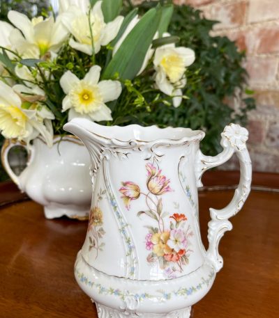 Lille porcelænskrus med blomsterdetaljer (3121)