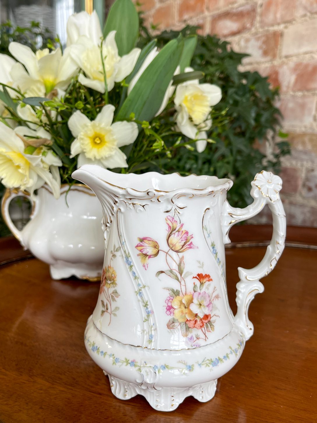 Porcelāna piena krūze ar ziedu detaļām, maza izmēra (3121) - Image 1