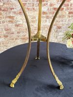 Augsts misiņa galdiņš ar marmoru — Ampīra stilā, ar lauvas galvām un ķepu detalizāciju (Tall Brass and Marble Side Table) (7023) - Image 10